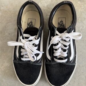 3 for $25 ❤️// Vans Classic Black and White Lace-Up Shoes
